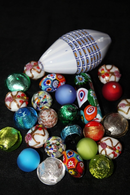 Nærbilde av ulike typer perler.
